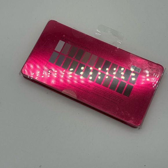 Beauty Concepts 24 Eyeshadow Palette - Picture 5 of 6